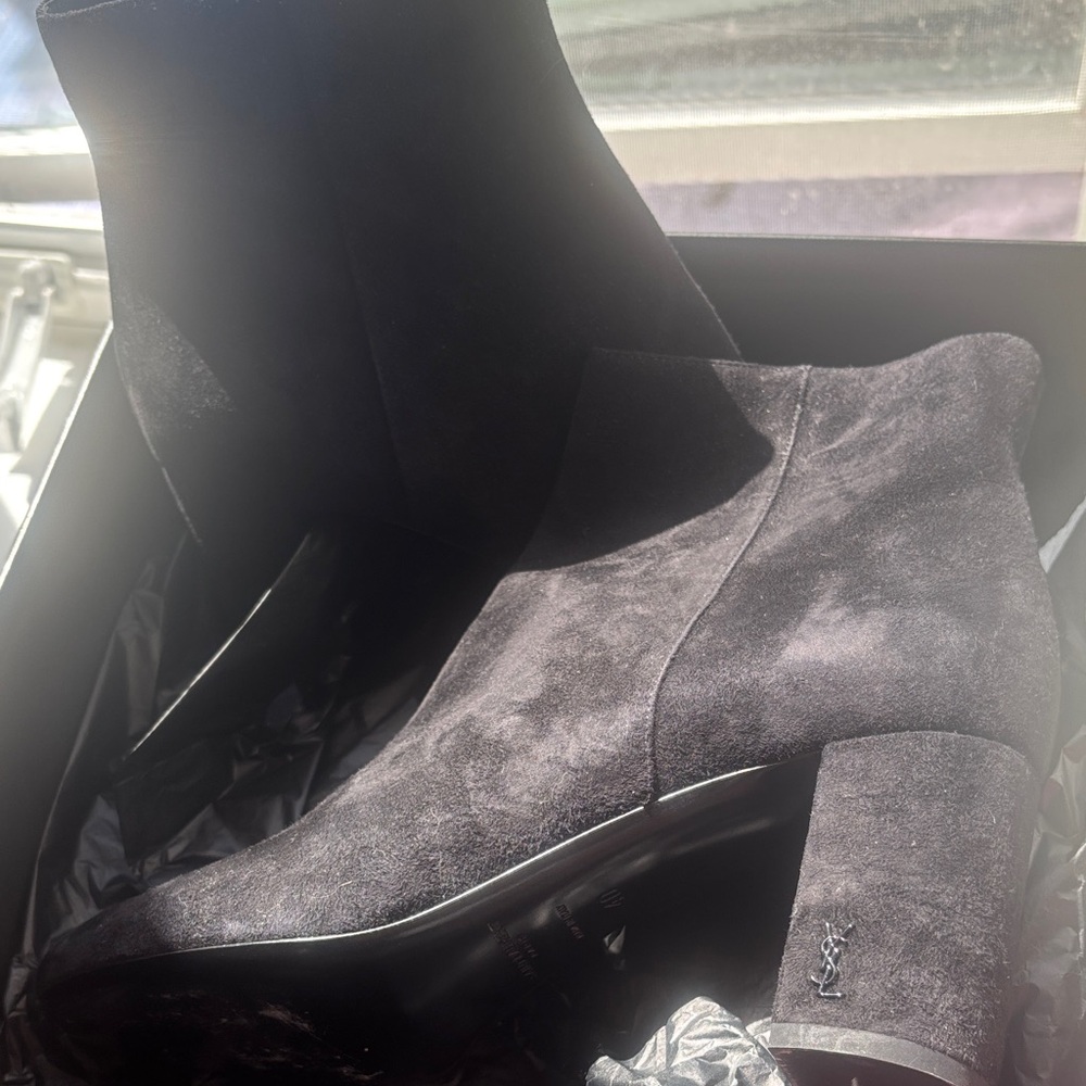 Saint Laurent Size 9.5 LouLou Zip 70 Suede
Bootie